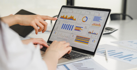 Tela do SAP Business One com interface Fiori aplicada à manufatura.